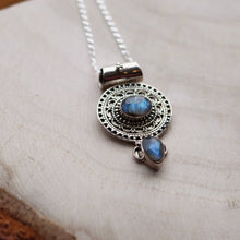 Load image into Gallery viewer, Vintage Sterling Silver Labradorite Pendant Necklace